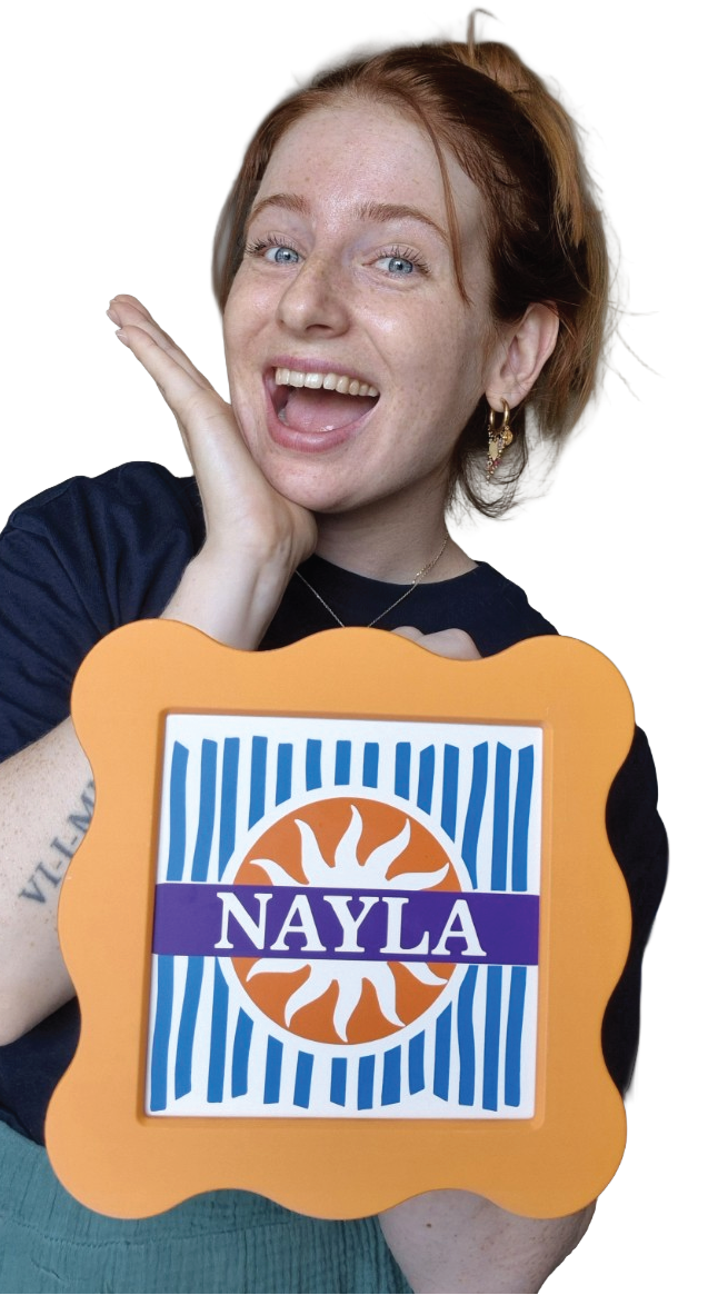 Lidewey met het persoonlijke Nayla-tegeltje in een oranje lijst.